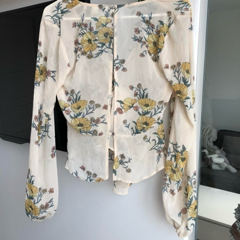 Beautiful beige floral balloon sleeve blouse
Size: S - Picture 2 of 4